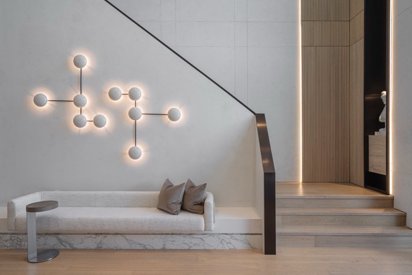 A Interação entre Madeira e Porcelana em Interiores Curvados na Renovação da Flórida