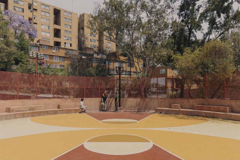 A Tela Cromática: 10 Quadras Vibrantes Ativando o Espaço Comunitário - Imagem 10 de 11