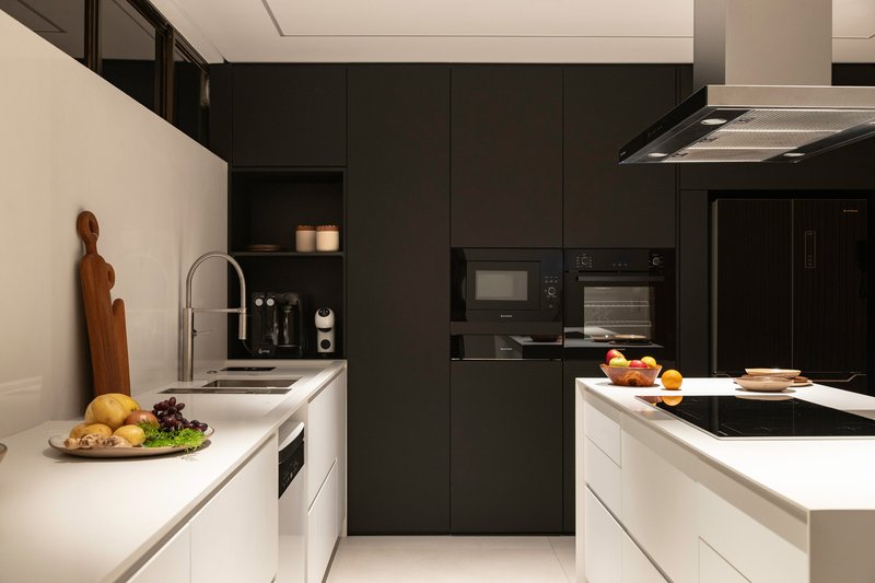 Apartamento Moiré / CODA Arquitetura - Fotografia de Interiores, Cozinha, Bancada, Madeira, Iluminação