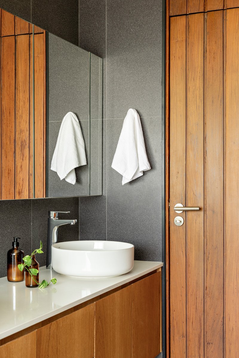 Apartamento Moiré / CODA Arquitetura - Fotografia de Interiores, Banheiro, Madeira, Pia