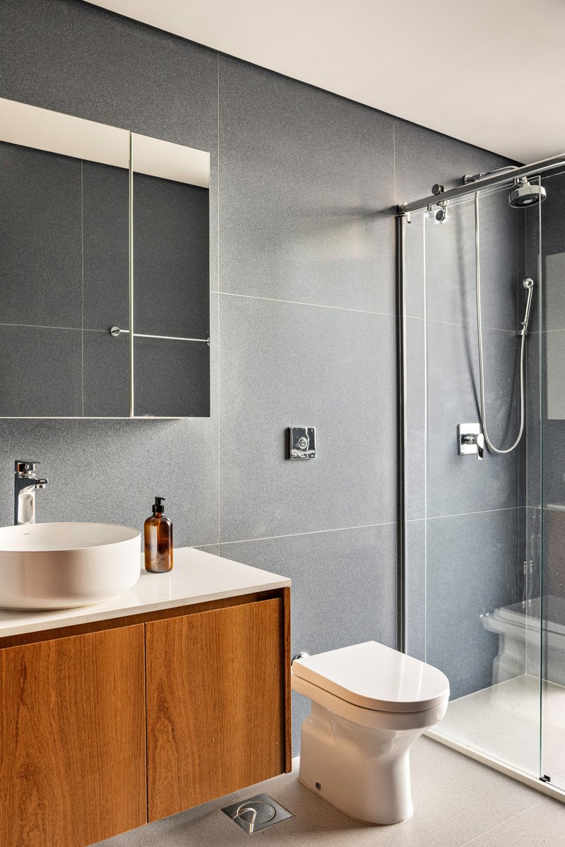 Apartamento Moiré / CODA Arquitetura - Fotografia de Interiores, Banheiro, Bacia Sanitária, Pia, Bancada, Iluminação