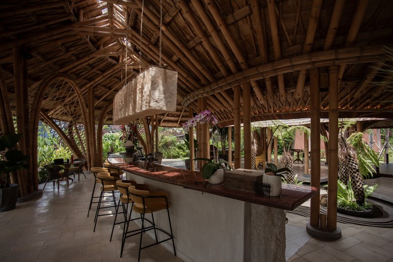 Restaurante Juna Ubud / Pablo Luna Studio - Fotografia de Interiores, Sala de Jantar, Madeira, Viga, Cadeira