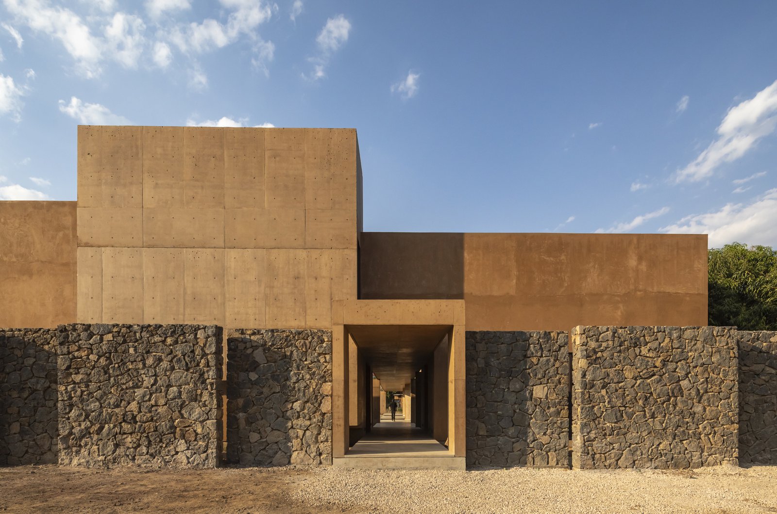 O Abraço Silencioso da Terra: Casa Macana