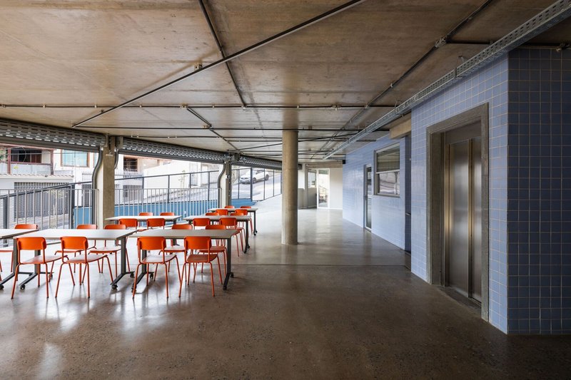 Colégio Alumnus / BIRI + Estúdio Pedro Haruf + MOBIO Arquitetura - Fotografia de Interiores, Sala de Jantar, Mesa, Cadeira, Viga