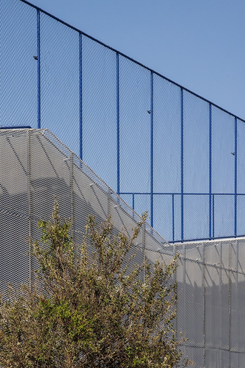 Colégio Alumnus / BIRI + Estúdio Pedro Haruf + MOBIO Arquitetura - Fotografia de Exterior, Cerca, Fachada