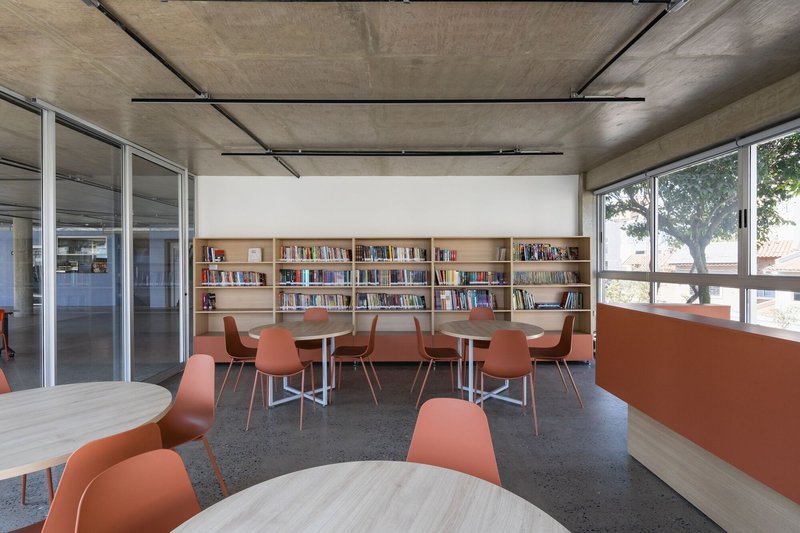 Colégio Alumnus / BIRI + Estúdio Pedro Haruf + MOBIO Arquitetura - Fotografia de Interiores, Prateleira, Mesa, Cadeira