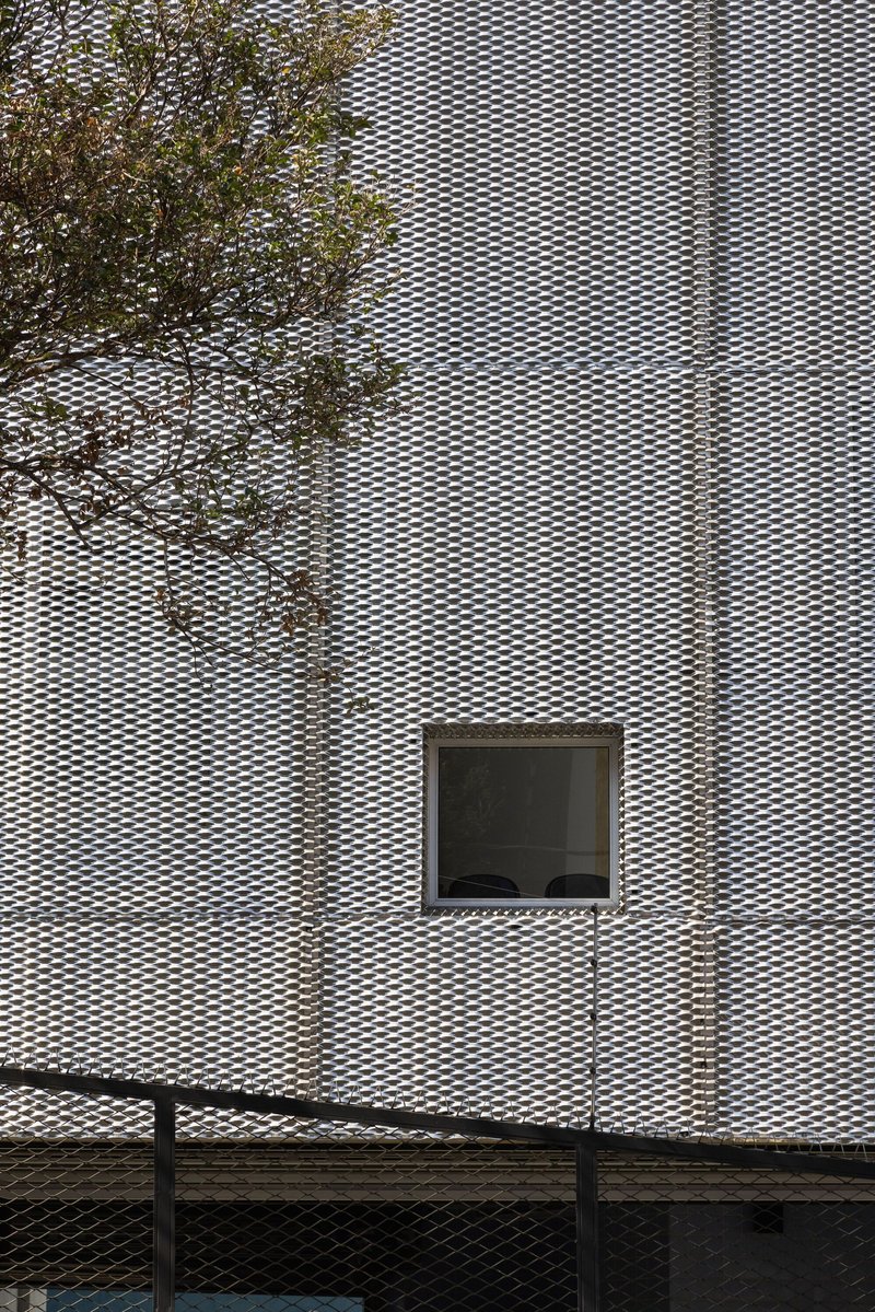 Colégio Alumnus / BIRI + Estúdio Pedro Haruf + MOBIO Arquitetura - Fotografia de Exterior, Janela, Tijolo