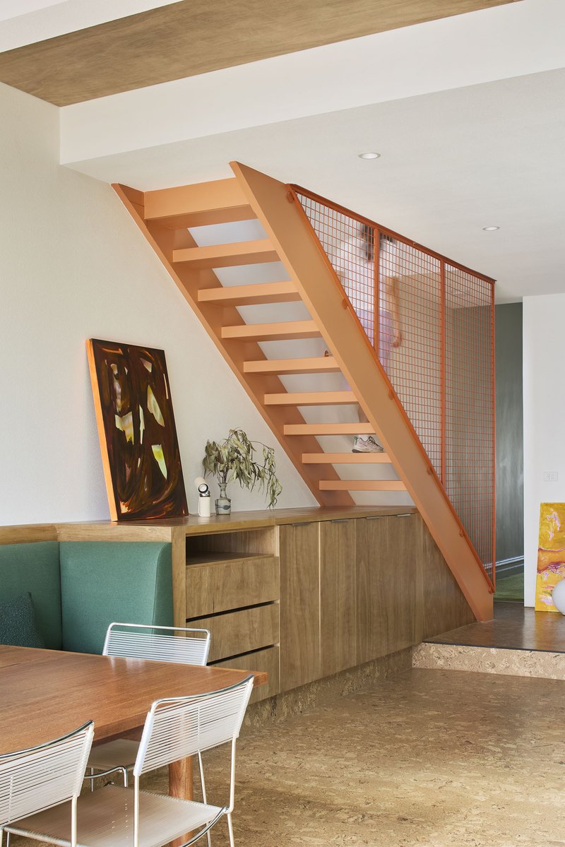 Uma Casa para Encontros / Sibling Architecture - Fotografia de Interiores, Escada, Madeira, Corrimão