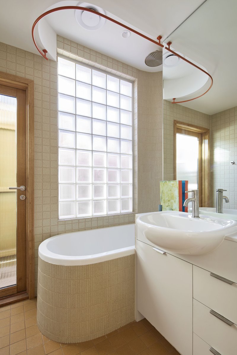 Uma Casa para Encontros / Sibling Architecture - Fotografia de Interiores, Banheiro, Iluminação, Pia, Banheira, Bancada, Vidro