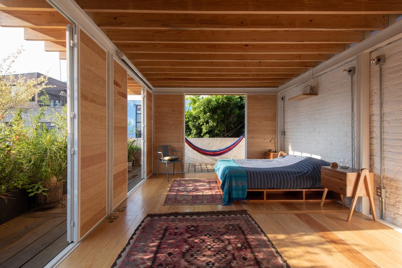 Urban Sanctuaries: Creating Peaceful Homes Amidst City Chaos - Image 7 of 18