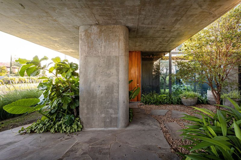 Urban Sanctuaries: Creating Peaceful Homes Amidst City Chaos - Image 10 of 18