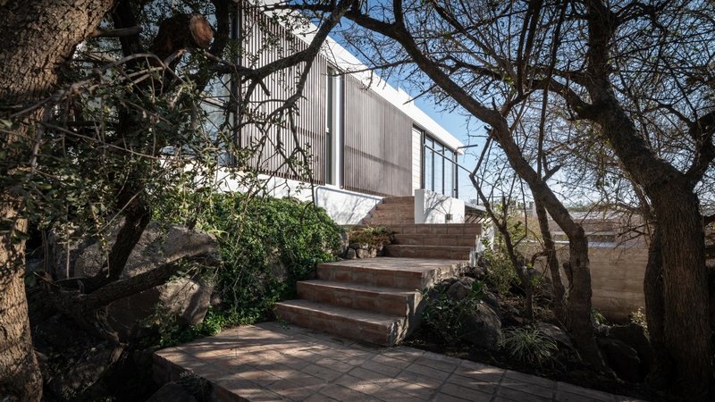 Urban Sanctuaries: Creating Peaceful Homes Amidst City Chaos - Image 9 of 18