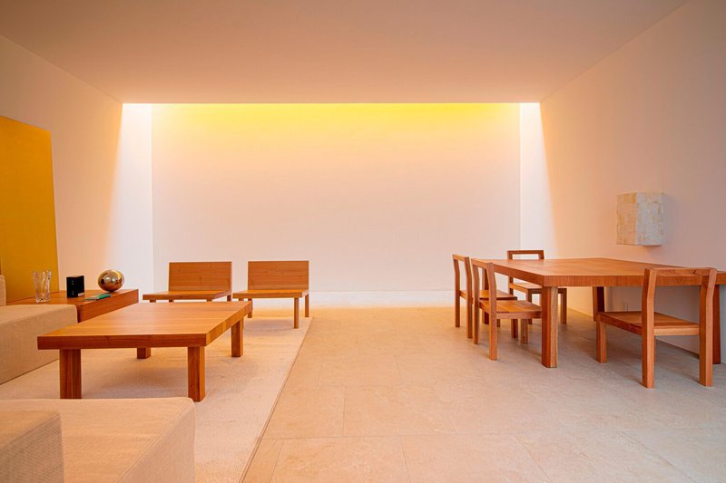 Urban Sanctuaries: Creating Peaceful Homes Amidst City Chaos - Image 15 of 18